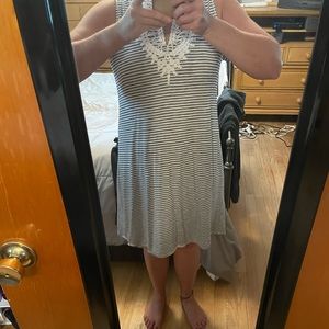 Black & white sleeveless summer casual dress.